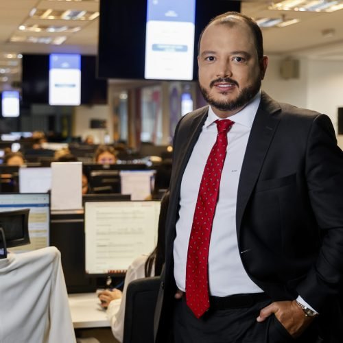 Endividamento das famílias atinge nível recorde e crédito caro pressiona orçamento em 2026