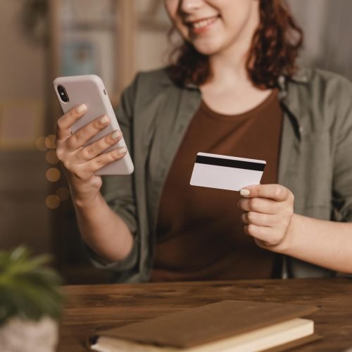 Cartão lidera 85,4% das dívidas e amplia risco sistêmico em cenário de Selic a 15%